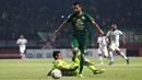 Striker Persebaya Surabaya, Manuchehr Jalilov, mengecoh kiper Persib Bandung, Deden Natshir, pada laga Liga 1 di Stadion Gelora Bung Tomo, Surabaya, Jumat (5/7). Persebaya menang 4-0 atas Persib. (Bola.com/Aditya Wani)