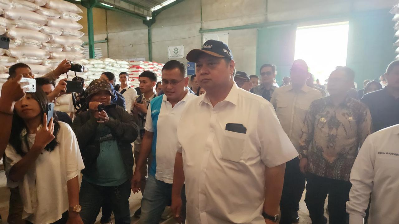 Menteri Koordinator Bidang Perekonomian Republik Indonesia, Airlangga Hartarto meninjau ketersediaan pupuk di gudang Lini III Pupuk Indonesia, Cikarang, Kabupaten Bekasi