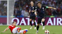 Gelandang Kroasia, Luka Modric, berusaha melewati gelandang Rusia, Artyom Dzyuba, pada laga perempat final Piala Dunia di Stadion Fisht, Sochi, Sabtu (7/7/2018). Kroasia menang 2-2 (4-3) atas Rusia. (AP/Manu Fernandez)