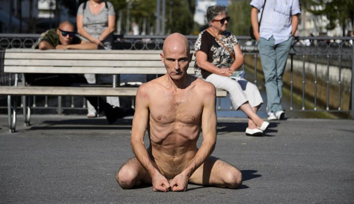 Seorang seniman Swiss, Imre Thormann beraksi di jalanan Kota Biel, Swiss, Jumat (21/8/2015). Festival gila ini diikuti oleh 17 seniman seluruh Eropa. (AFP PHOTO/Fabrice Coffrini)