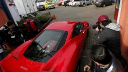 Gelandang Chile, Arturo Vidal saat berada didalam mobil ferrari miliknya saat tiba untuk menghadiri sesi latihan bersama timnas Chile yang bermain dalam Copa America 2015, (9/6/2015). (REUTERS/Ivan Alvarado)
