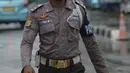 Seorang Satuan Pengamanan (Satpam) saat bertugas di salah satu perkantoran kawasan Jakarta, Selasa (16/2/2021). Seragam baru berwarna cokelat mirip seragam polisi tersebut untuk memuliakan Satpam dan menjadikan unsur pengamanan menjadi bagian penting dalam suatu aktivitas. (merdeka.com/Imam Buhori)