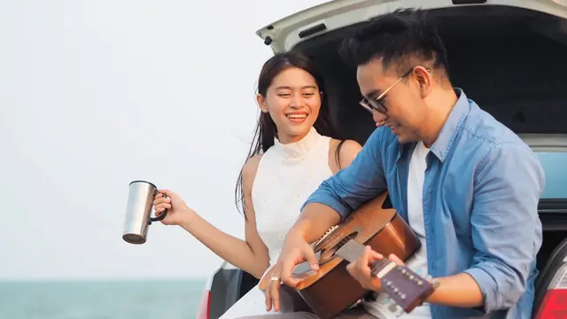 couple cinta bahagia main ke pantai traveling