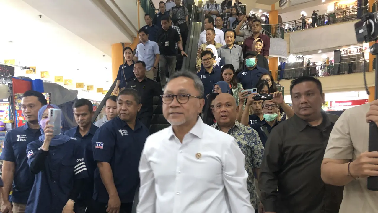 Menteri Perdagangan (Mendag) Zulkifli Hasan mengujungi ITC Cemapka Emas, Jakarta Pusat, Selasa (10/10/2023). (Elza/Liputan6.com)