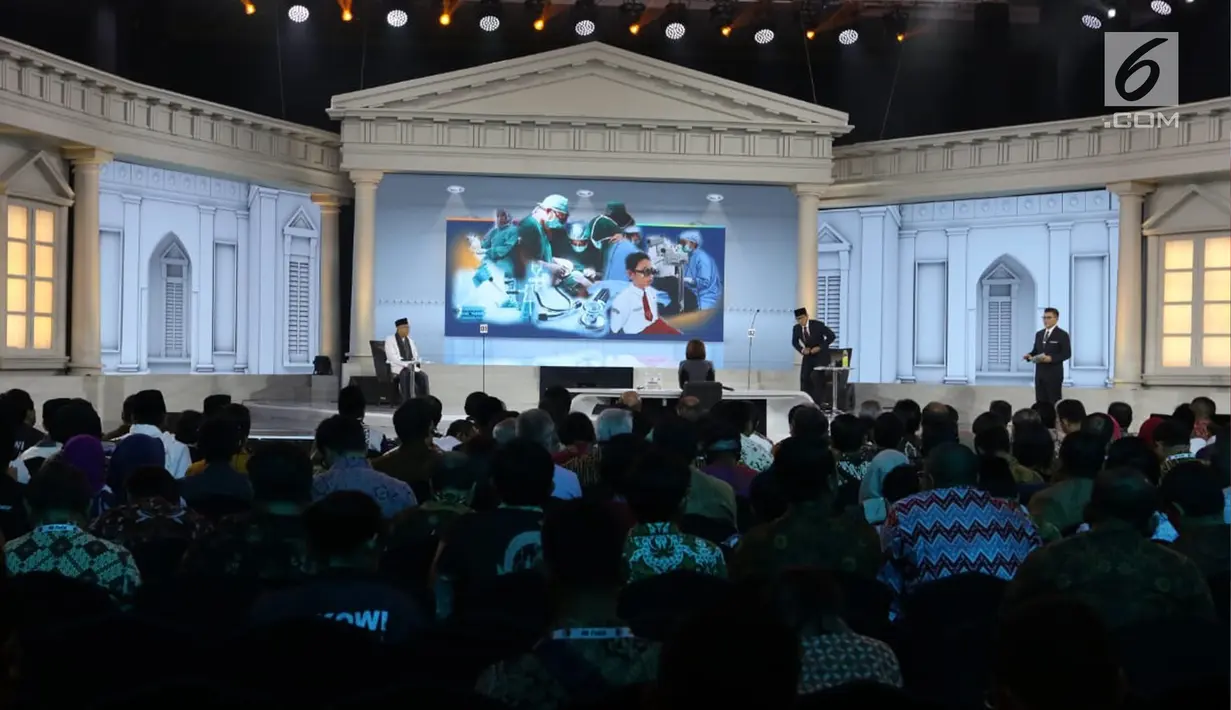 Cawapres nomor urut 02 Sandiaga Uno (kedua kanan) bersiap menyampaikan pendapatnya saat debat cawapres 2019 di Hotel Sultan, Jakarta, Minggu (17/3). Debat itu membahas pendidikan, kesehatan, ketenagakerjaan, sosial dan budaya. (Liputan6.com/Johan Tallo)