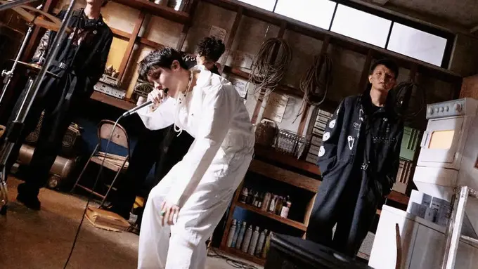 Tampilan JHope BTS di video klip lagu More