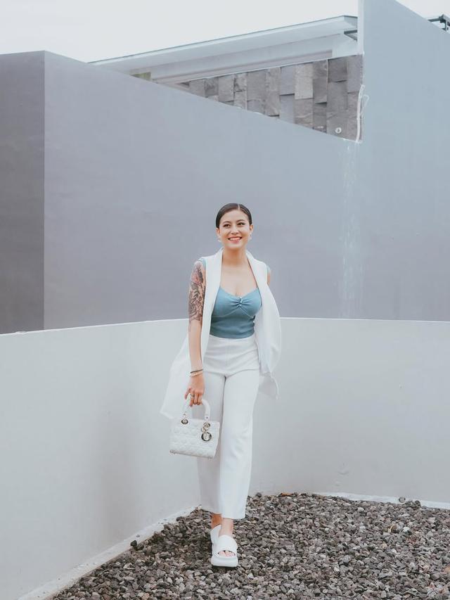 Potret Outfit Awkarin. (instagram/@narinkovilda)