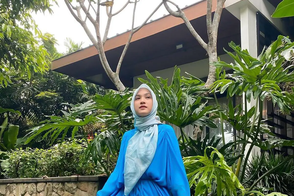 6 Gaya Hijab dengan Gamis ala Cut Syifa yang Variatif