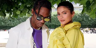 Kylie Jenner dan Travis   Scott menjadi model cover   majalah dan hal itu membuat   Tyga sangat menyesal. (SWAN GALLET/WWD/REX/SHUTTERSTOCK/HollywoodLife)