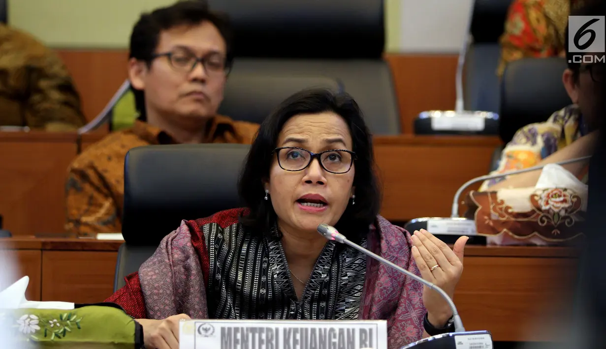 Menteri Keuangan Sri Mulyani  memberi paparan dalam rapat kerja dengan Badan Anggaran (Banggar) DPR di Gedung Nusantara II DPR, Kamis (31/5). Rapat terkait penyampaian kerangka ekonomi makro dan pokok kebijakan dalam RAPBN 2019. (Liputan6.com/Johan Tallo)