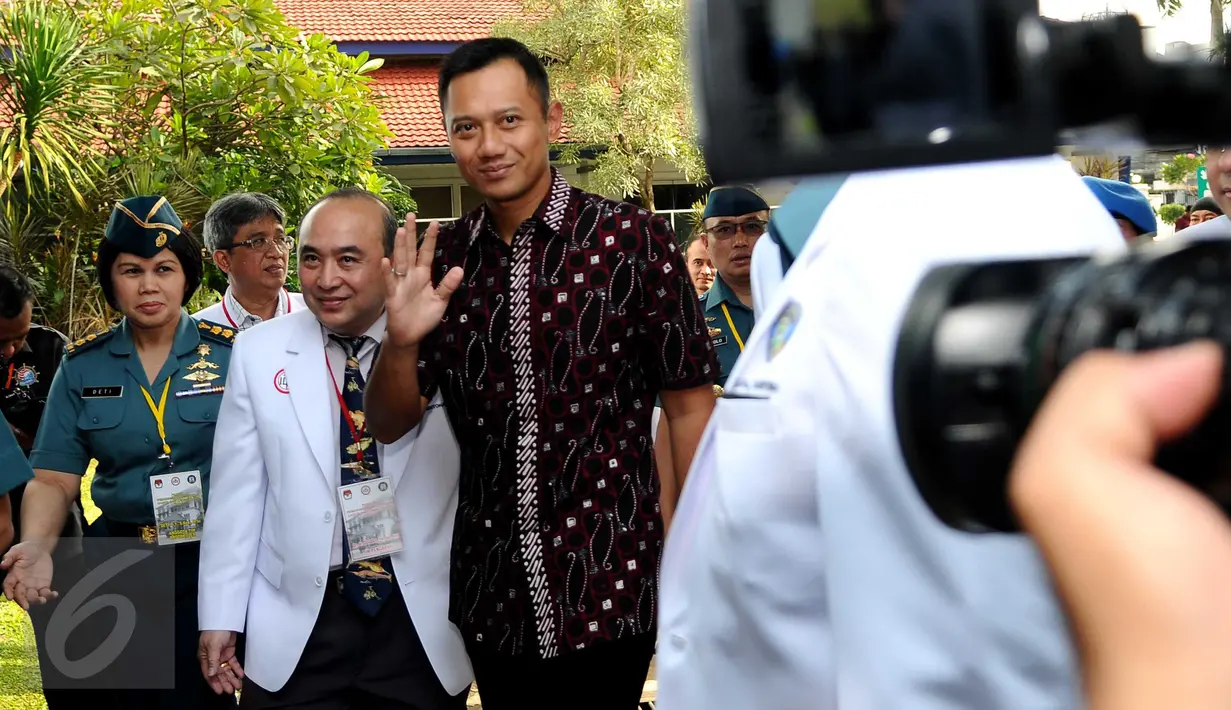 Cagub DKI Jakarta 2017 Basuki Agus Harimurti Yudhoyono menyapa media saat akan menjalani tes kesehatan di RSAL Dr. Mintoharjo, Jakarta, Sabtu (24/9). Tes tersebut merupakan tahapan pendaftaran cagub dan cawagub. (Liputan6.com/Gempur M Surya). 
