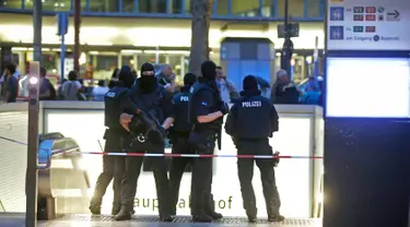 Polisi pasukan khusus berjaga di pintu masuk stasiun kereta api utama, menyusul penembakan di pusat perbelanjaan Olympia di Munich, Jerman (22/7). Penembakan tersebut menewaskan sekitar 10 orang,termasuk pelaku.  (REUTERS / Michael Dalder)