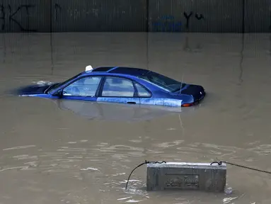 Sebuah mobil terendam banjir di terowongan di pinggiran selatan Beirut Ouzai, Lebanon (9/12/2019). Hujan deras membuat sejumlah rumah dan kendaraan di Lebanon terendam banjir dan melumpuhkan daerah-daerah dari ibukota Beirut, Lebanon. (AP Photo/Bilal Hussein)