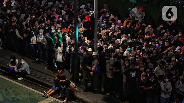 Warga rela antri naik mrt usai menikmati malam pergantian tahun