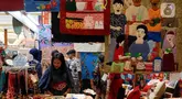 Pengunjung sedang melihat-lihat di both pameran International Handicraft Trade Fair (Inacraft) di Jakarta Convention Center (JCC), Jakarta, Jumat (1/3/2024). (Liputan6.com/Herman Zakharia)