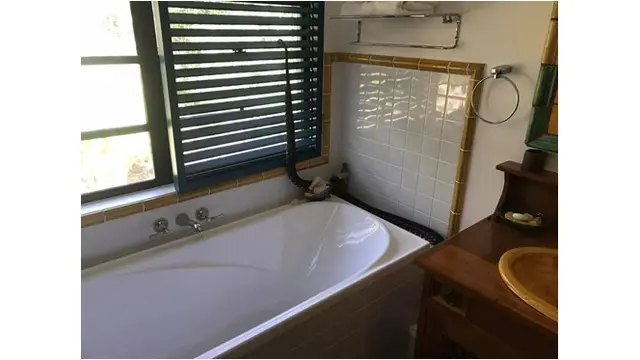 7 Potret Ular Sedang Santai di Kamar Mandi, Bikin Kaget Pas Masuk