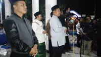 Bupati Rudy Gunawan menyambut kepulangan jemaah haji asal Garut, Jawa Barat. (Liputan6.com/Jayadi Supriadin)