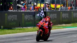 Francesco Bagnaia finis pertama dengan torehan waktu 40 menit 11,726 detik dalam balapan yang berlangsung sepanjang 24 putaran. (Josep LAGO/AFP)