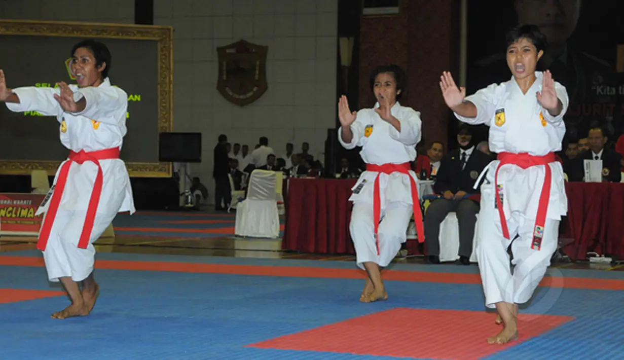 Para atlet Karateka saat berlaga di Kejurnas Karate Piala Panglima TNI III, Jakarta, Kamis (15/1/2015). (Liputan6.com/Herman Zakharia)