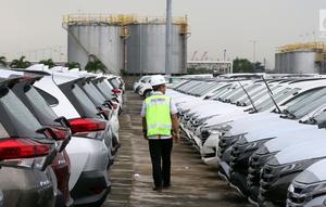Pekerja mengecek mobil baru siap ekspor di IPC Car Terminal, Jakarta, Rabu (27/3). Pemerintah berencana memacu ekspor industri otomotif dengan harmonisasi skema PPnBM, yaitu tidak lagi dihitung dari kapasitas mesin, tapi pada emisi yang dikeluarkan kendaraan bermotor.  (Liputan6.com/Johan Tallo)
