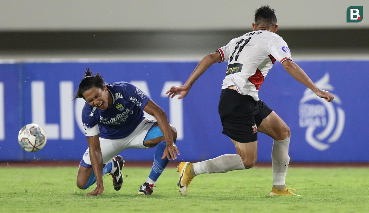 Ahmad Jufriyanto pun jatuh bangun demi mempertahankan kemenangan bagi timnya. Dirinya terus menempel pergerakan dari pemain Madura United Silvio Escobar. (Bola.com/Bagaskara Lazuardi)