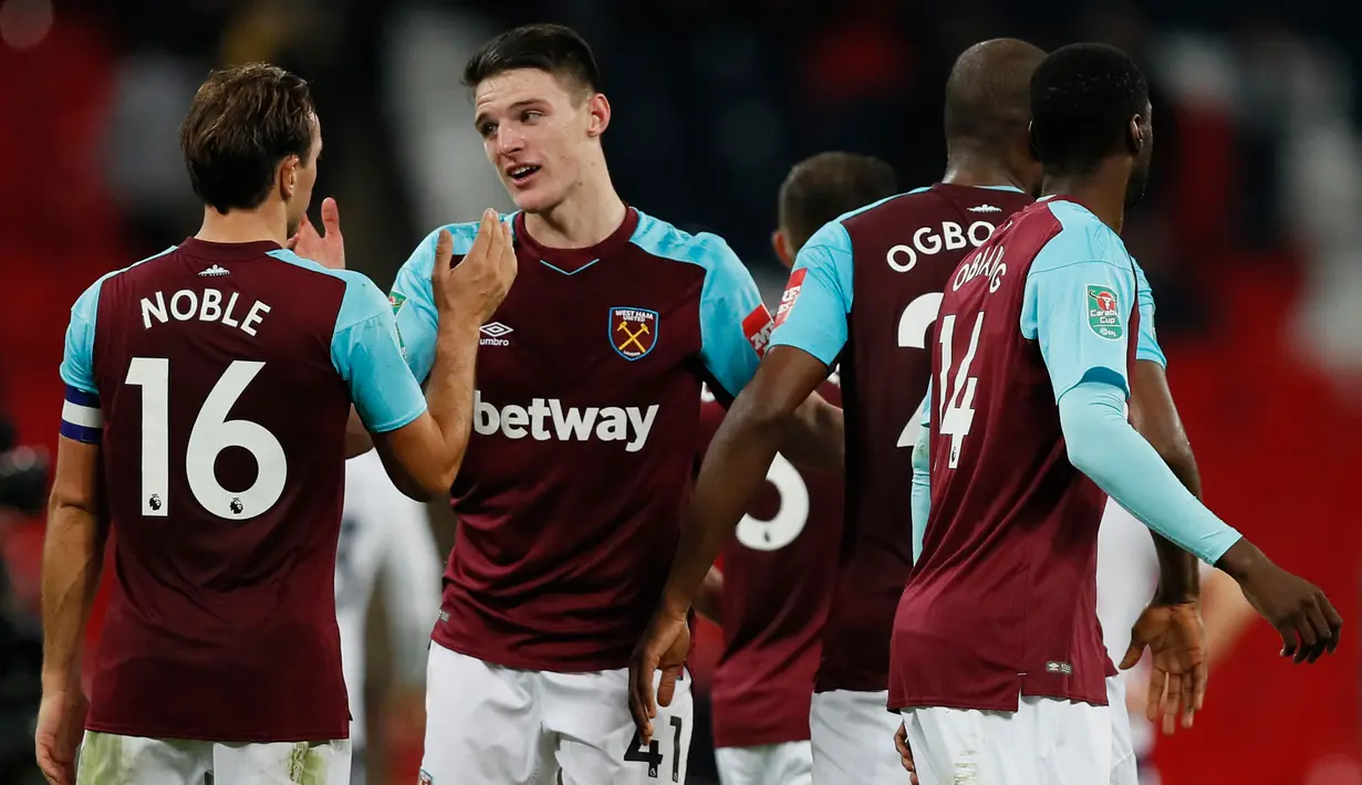 Pemain West Ham United merayakan kemenangan atas Tottenham Hotspur seusai babak keempat Piala Liga Inggris di Wembley, Kamis (26/10) dini hari. The Spurs tersingkir dari Piala Liga setelah dikalahkan West Ham 2-3. (AP Photo/Kirsty Wigglesworth)