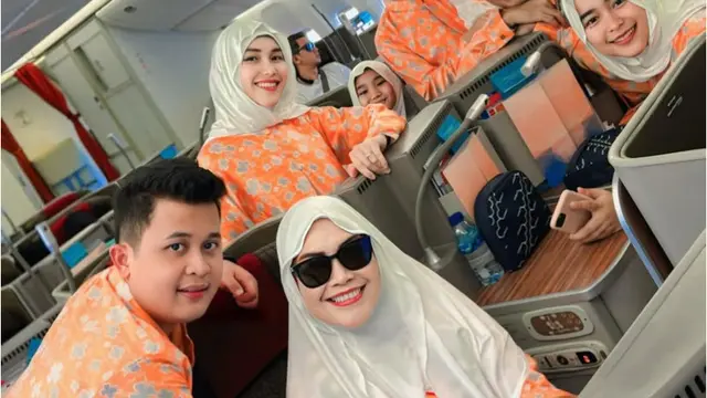 Ayu Ting Ting saat Umrah di Penghujung Tahun 2024