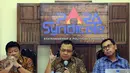 Pengamat Ari Nurcahyo (tengah) memberikan keterangan saat diskusi bersama PARA Syndicate di Jakarta, Jumat (22/4/2016). Diskusi membahas RUU Tax Amnesty vs Skandal Panama Papers: Quo Vadis Reformasi Pajak. (Liputan6.com/Helmi Fithriansyah)