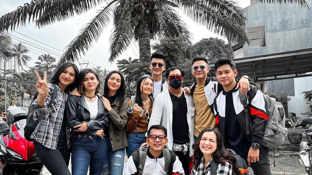 Selalu Aktif Berkarya, Ini 6 Potret Dea Annisa Bareng Pemain di Sinetron Terbaru