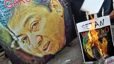 Mahasiswa yang tergabung dalam Koalisi Mahasiswa Pemburu Koruptor (KOMPAK) berunjuk rasa di depan KPK, Jakarta, Selasa (7/10/2014) (Liputan6.com/Miftahul Hayat)