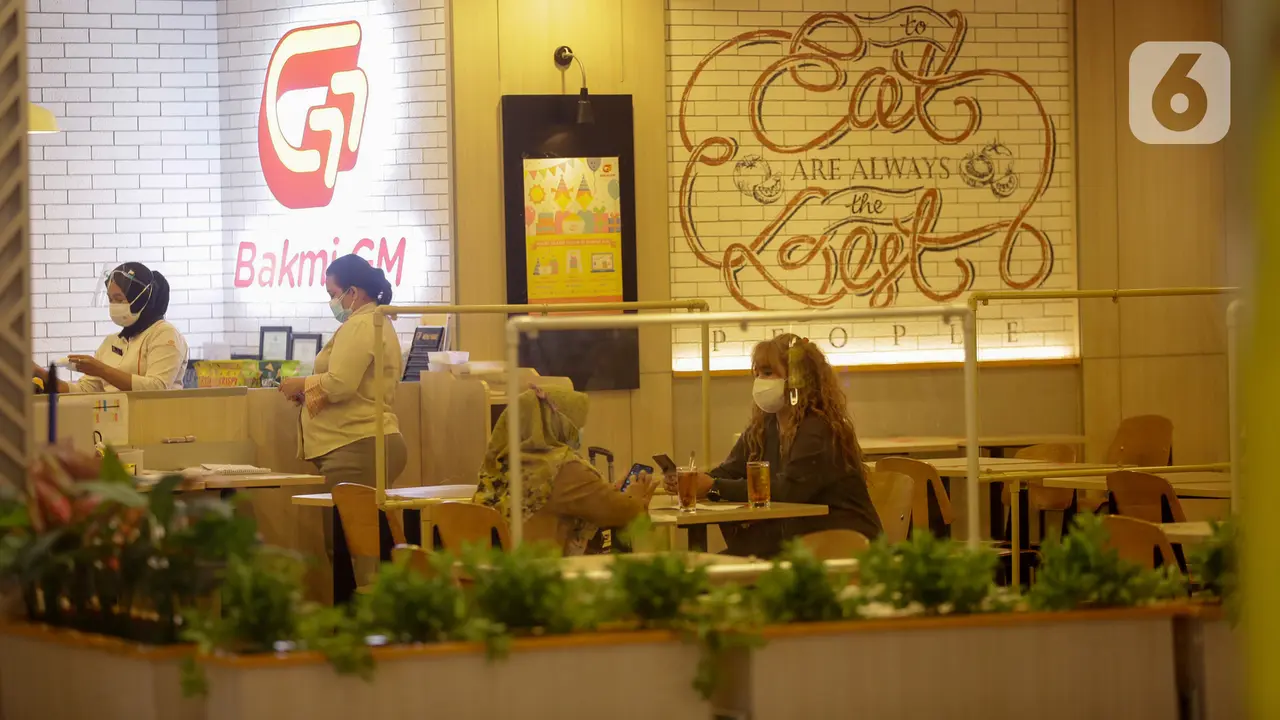 FOTO: Restoran di Mal Kembali Layani Pengunjung Makan di Tempat
