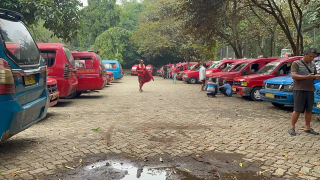 Kala 'Pilot Darat' Pengantar Mahasiswa Aksi Mematahkan Barikade Aparat Saat Aksi di Jakarta