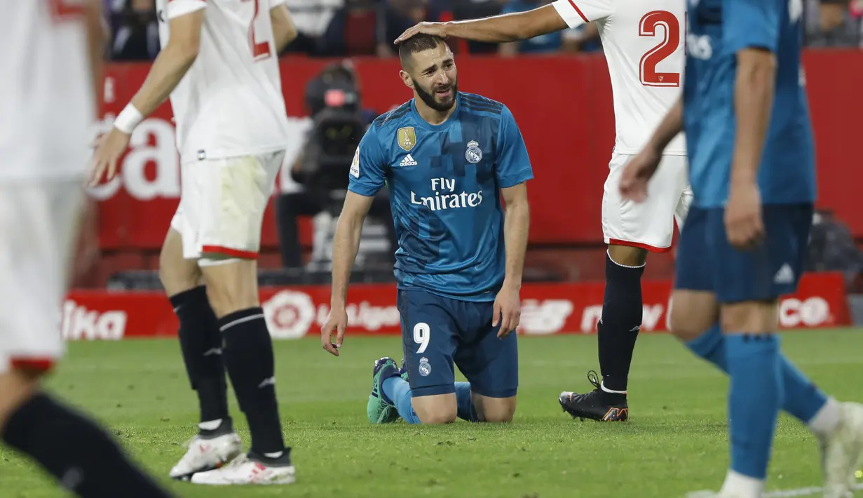 Pemain Real Madrid, Karim Benzema kecewa tak bisa mencetak gol ke gawang Sevilla pada laga La Liga Santander di Sanchez Pizjuan stadium, Seville, (9/5/2018). Madrid kalah 2-3 dari Sevilla.  (AP/Miguel Morenatti)