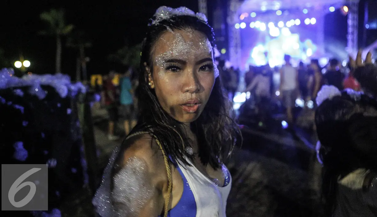 Peserta wanita berlumuran busa saat acara Foam Party di Pantai Festival Ancol, Jakarta, Minggu (2/8/2015). Event musik dengan nuansa busa tersebut diramaikan dengan aksi para DJ ternama. Liputan6.com/Faizal Fanani)