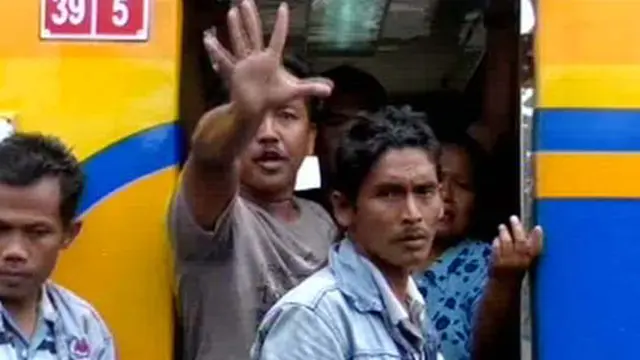 [VIDEO] Dilarang Berdagang, Pedagang Asongan Bajak Kereta Api