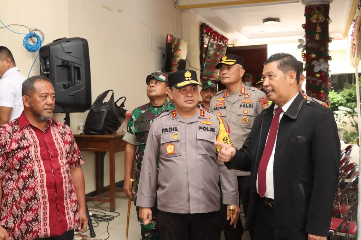Kapolda Metro Jaya Irjen Fadil Imran meninjau Gereja HKBP di Tanah Tinggi, Kota Tangerang pada H-1 Natal 2022