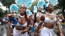 Penari karnaval menari selama parade hari pertama Karnaval Notting Hill di London barat, Minggu (26/8). Warga Liverpool sampai Birmingham bahkan tak sedikit yang pergi ke London setahun sekali ikut menikmati pesta. (AFP/Daniel LEAL-OLIVAS)