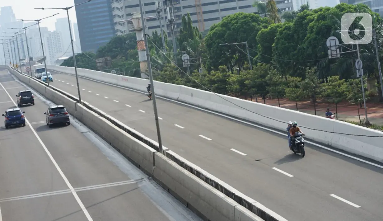 Pengendara sepeda motor melintasi Jalan Layang Non-Tol (JLNT) Kampung Melayu-Tanah Abang di Jakarta, Selasa (9/6/2020). Kurangnya penindakan pelanggar lalu lintas menyebabkan sebagian pemotor nekat menerobos JLNT, meskipun perilaku tersebut membahayakan keselamatan. (Liputan6.com/Immanuel Antonius)