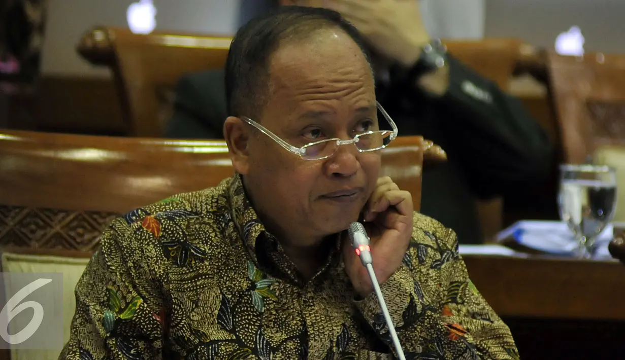 Menristek-Dikti Muhammad Nasir mendengarkan saat raker dengan Komisi X DPR, di Kompleks Parlemen, Jakarta, Rabu (10/2). Rapat membahas Penetapan kepangkatan Dosen serta isu - isu terkini di bidang Menristek-Dikti. (Liputan6.com/Johan Tallo)