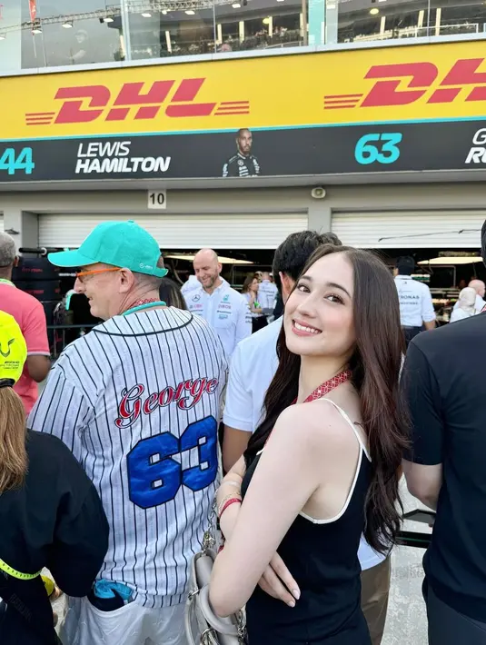 Serta disempurnakan dengan pulasan makeup natural yang flawless  [@its_lauramoane2].