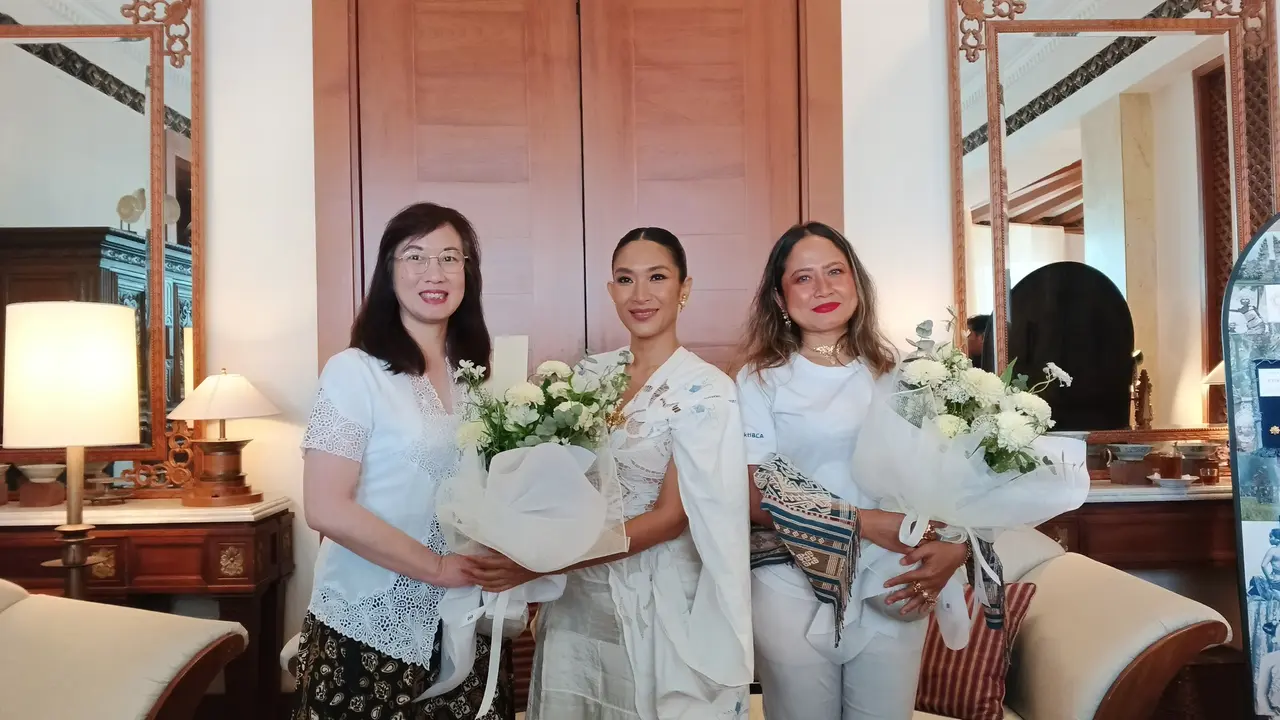 Penyerahan bunga Bakti BCA dan Tulola