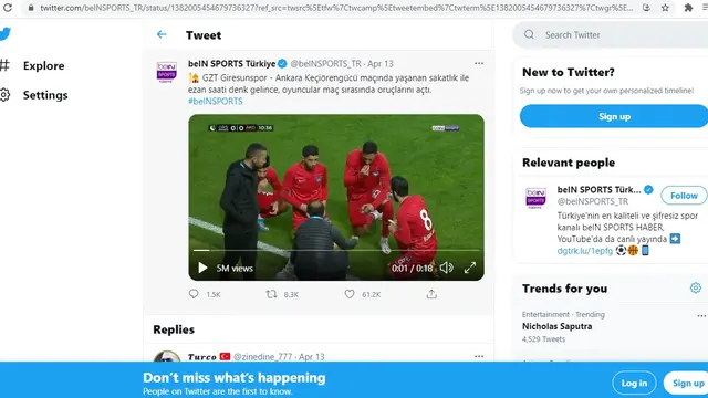 Para pemain Turki berbuka puasa di tepi lapangan saat pertandingan