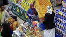 Warga Yaman berbelanja di supermarket menjelang bulan suci Ramadhan yang akan datang, di ibu kota Sanaa pada 30 Maret 2022. Bulan Ramadhan adalah bulan suci yang paling dinantikan umat Islam seluruh dunia. (MOHAMMED HUWAIS / AFP)