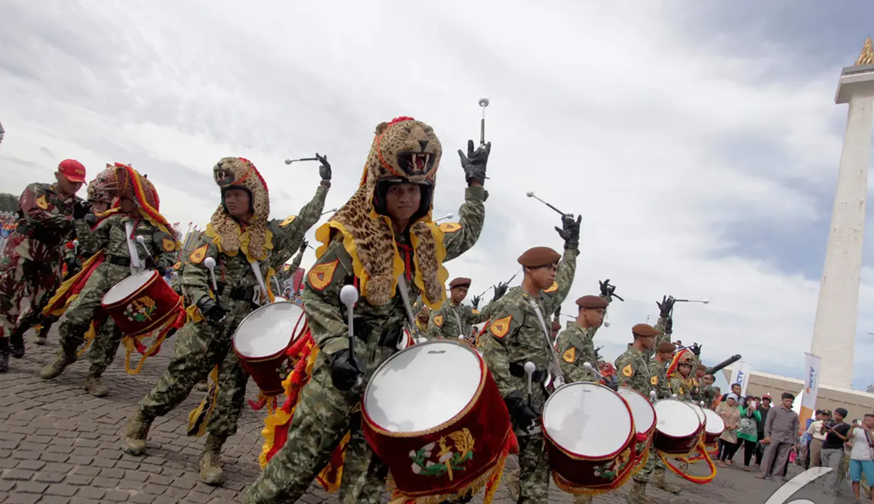 Puluhan anggota marching band TNI AD memeriahkan pameran Alutsista di kawasan Monas, Jakarta, Jumat (12/12/2014). (Liputan6.com/Faizal Fanani)