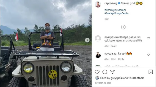 Lihat Pose Keren Apriyani Rahayu di Atas Jeep (Instagram @r.apriyaning)
