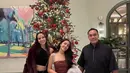Nia Ramadhani bersama keluarganya liburan akhir tahun ke Amerika Serikat. Nia tampil mengenakan jaket fur maroon dipadukan inner one shoulder crop hitam serasi dengan warna celana panjang dan bootsnya. Mikhayla mengenakan strapless leather maroon dipadukan mini skirt ruffle denim. [@ramadhaniabakrie]