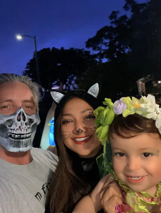Halloween Party jadi salah satu momen yang seru untuk dirayakan bersama keluarga. Hal itu dilakukan juga oleh artis Rahma Azhari. [Instagram @raazharita]