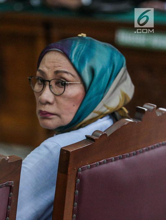 Terdakwa kasus dugaan penyebaran berita bohong atau hoaks Ratna Sarumpaet menjalani sidang dengan agenda pembacaan tuntutan oleh Jaksa Penuntut Umum di PN Jakarta Selatan, Selasa (28/5/2019). Ratna dituntut 6 tahun penjara di kasus penyebaran berita bohong atau hoaks. (Liputan6.com/Faizal Fanani)