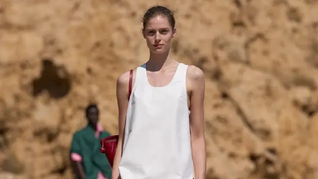 Model Indonesia Viknes Waren Beraksi di Show Musim Panas Jacquemus di Korsika