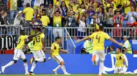 Para pemain Kolombia merayakan gol Yerry Mina (2kiri) saat melawan Senegal pada laga terakhir grup H di Samara Arena, Samara, Rusia, (28/6/2018). Kolombia menang 1-0. (AP/Martin Meissner)